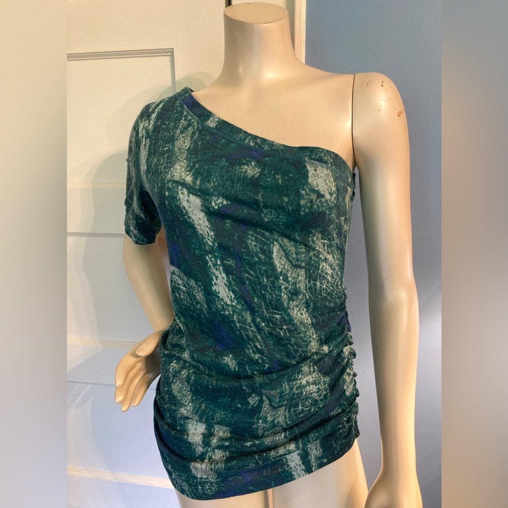 🦚Green and Blue Sofia Vergara Asymmetrical Off Shoulder Top, Size Medium